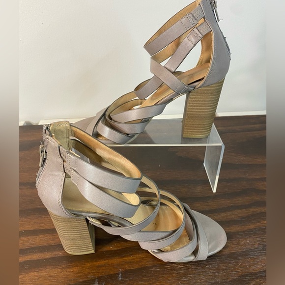 American Eagle Heels Women's Gray Strappy Size 7.5 US Zip Up. - Picture 1 of 7